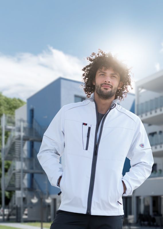 Un infirmier masculin porte une veste BP® blanche.